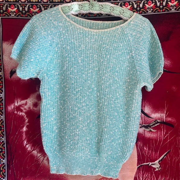 Vintage Tops - vintage lightweight short sleeve knit shirt with a scoop neck